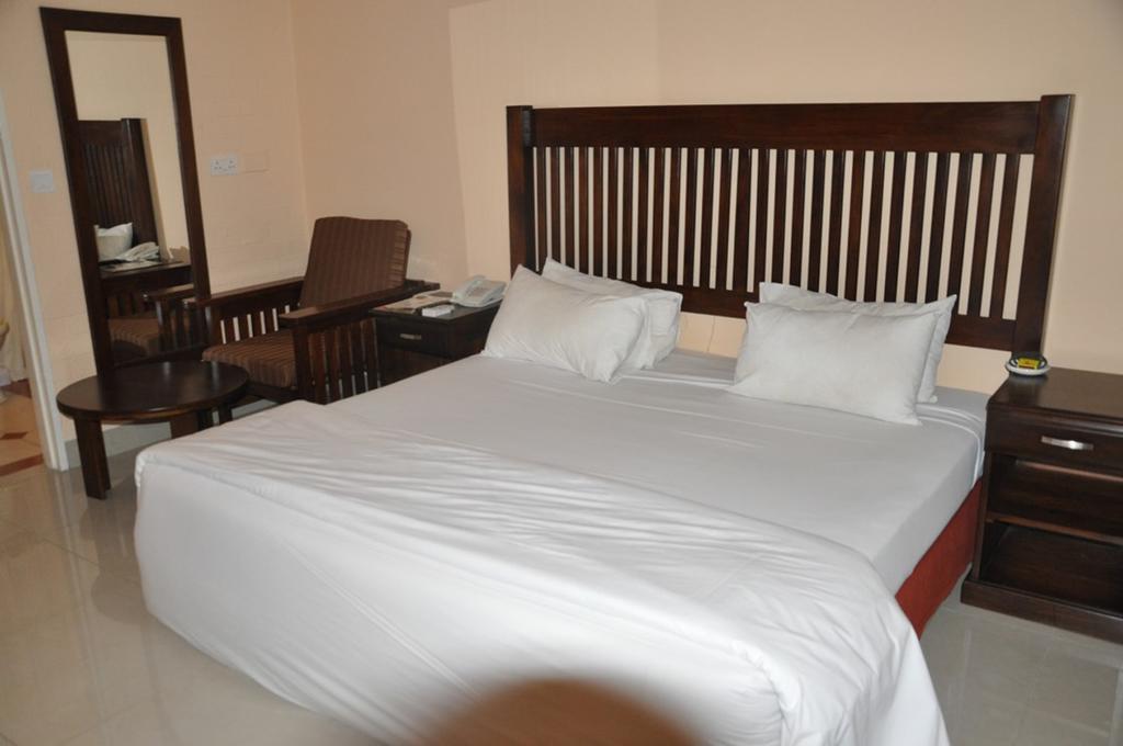 Kadoma Hotel & Conference Centre Bagian luar foto