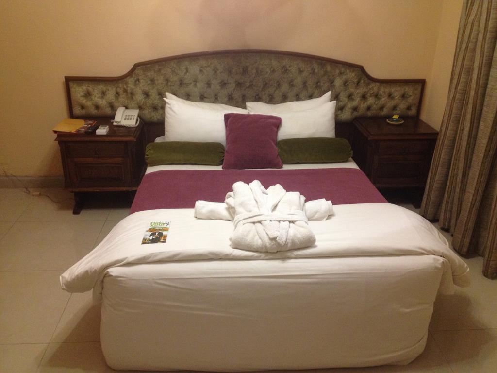 Kadoma Hotel & Conference Centre Bagian luar foto