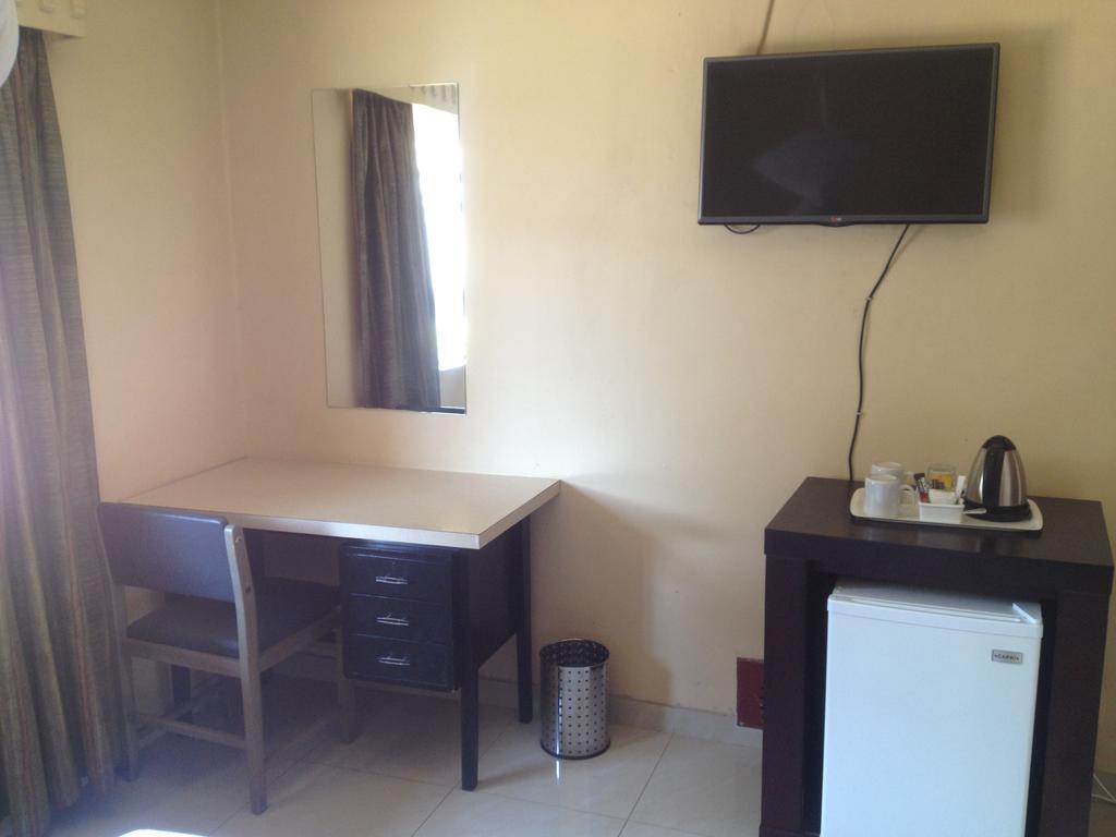 Kadoma Hotel & Conference Centre Bagian luar foto