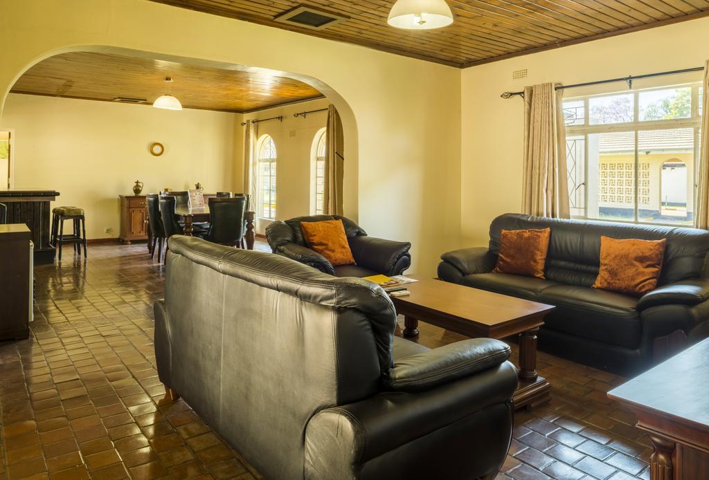 Kadoma Hotel & Conference Centre Bagian luar foto